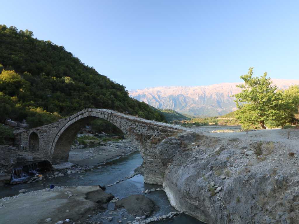 Blick über die osmanische Brücke bei den Thermalquellen von Benja