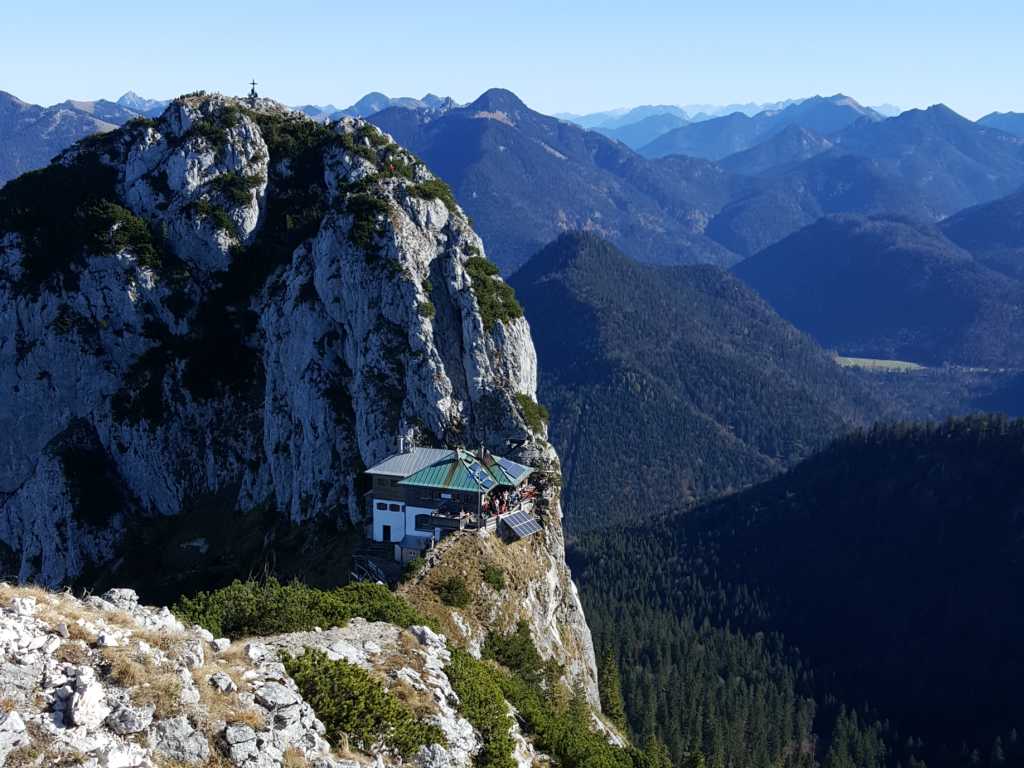 Blick zur Tegernseer Hütte unterhalb des Buchsteins
