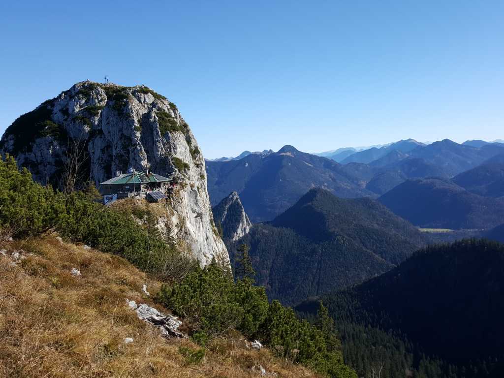 Blick zum Buchstein mit Tegernseerhütte im Vordergrund