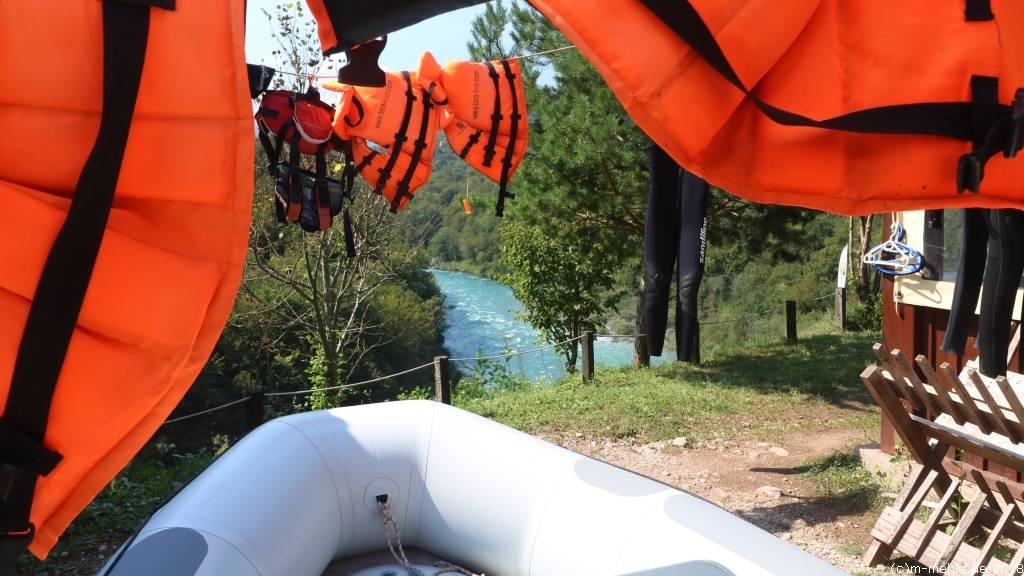 Raftingausrüstung mit Blick auf die Tara in Montenegro