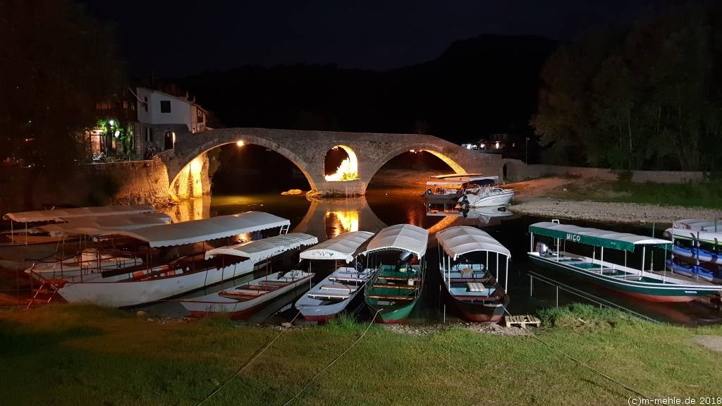 Blick auf die Stari Most, Rijeka Crnojevica, Montenegro