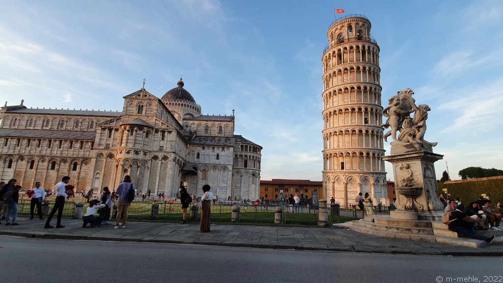 Blick auf Pisas schiefen Turm und Dom „Santa Maria Assunta“ 