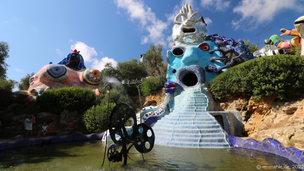 Skulpturen im Tarot Garten von Niki de Saint Phalle